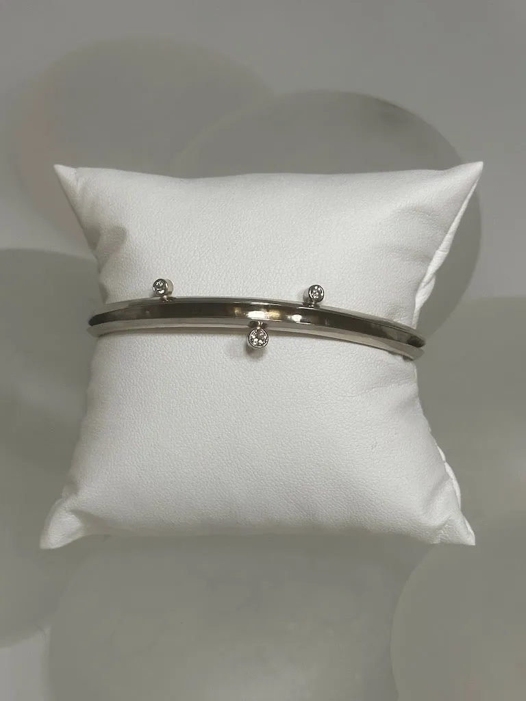 14K WHITE GOLD FLEXIBLE BRACELET WITH 3 DIAMONDS  MB121B