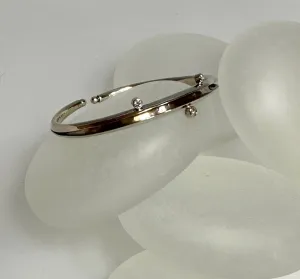 14K WHITE GOLD FLEXIBLE BRACELET WITH 3 DIAMONDS  MB121B