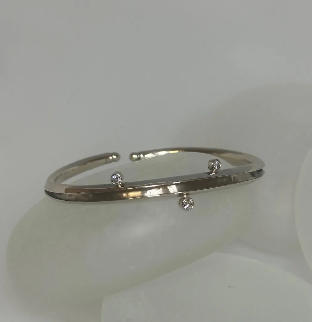 14K WHITE GOLD FLEXIBLE BRACELET WITH 3 DIAMONDS  MB121B