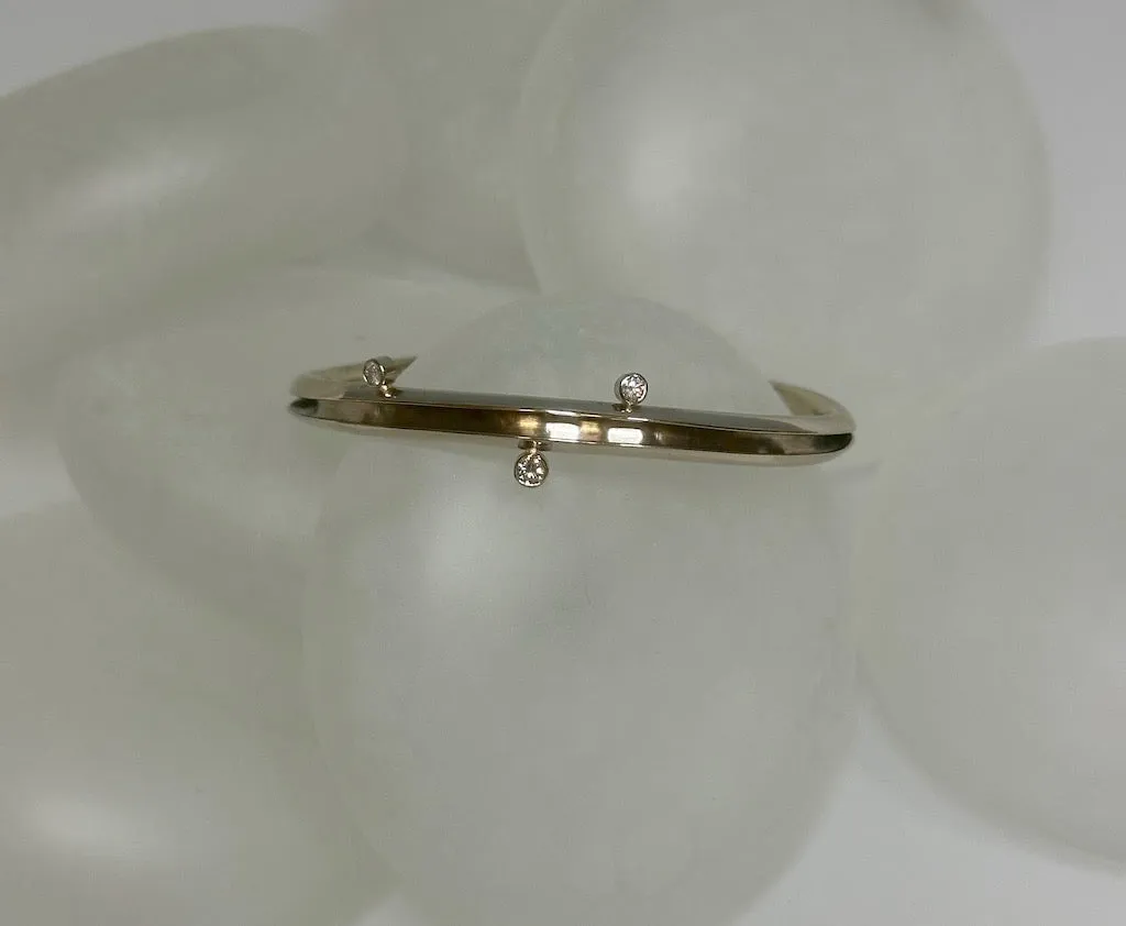 14K WHITE GOLD FLEXIBLE BRACELET WITH 3 DIAMONDS  MB121B