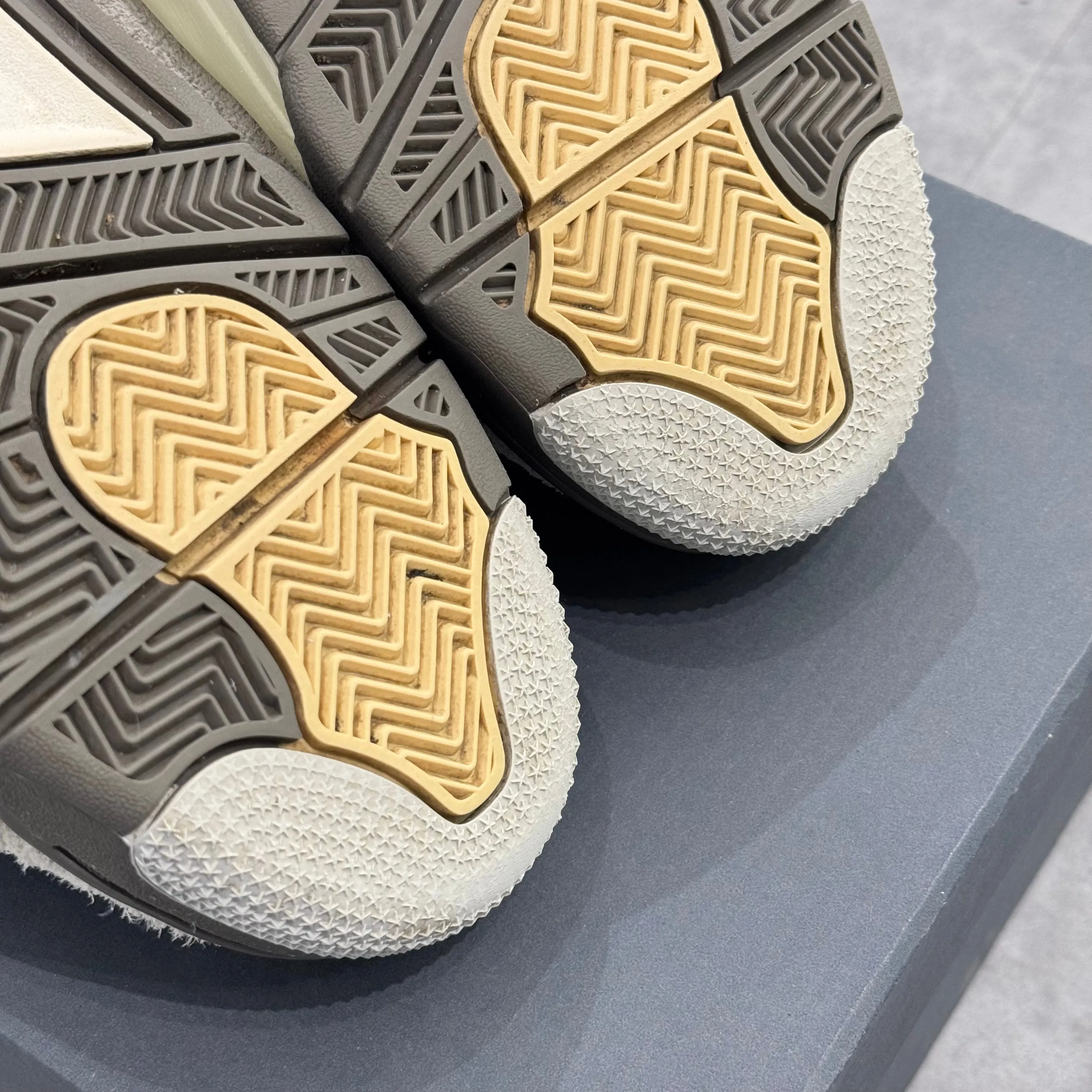 Air Jordan 4 SE Craft Photon Dust (44) - Usado